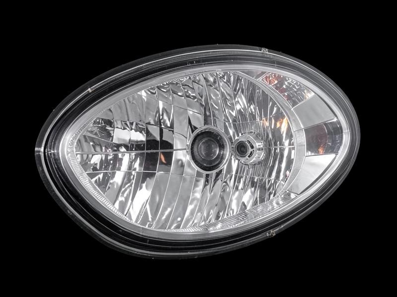 Dezelfde koplamp volledig helder na koplamprestauratie bij VdM Cars & Detailing in Zottegem