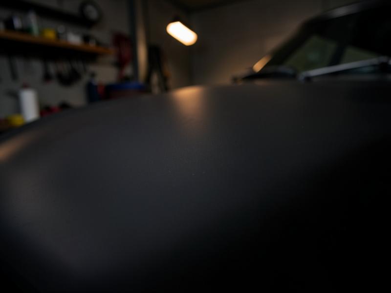 Vlakke, doffe autolak vóór het aanbrengen van de keramische coating
