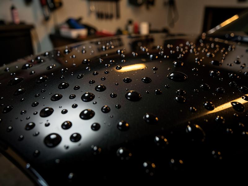 Water parelt in strakke bolletjes op de gecoate lak van de Range Rover Sport