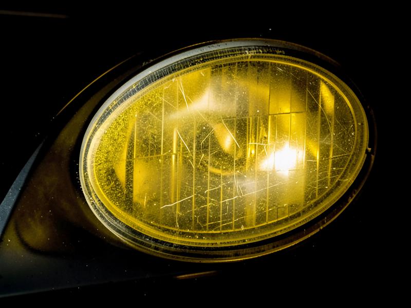 Vergeelde en doffe koplamp met fijne krasjes vóór de restauratie