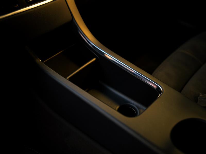 Dezelfde voetruimte en middenconsole van de Mercedes A-Klasse brandschoon na dieptereiniging bij VdM Cars & Detailing