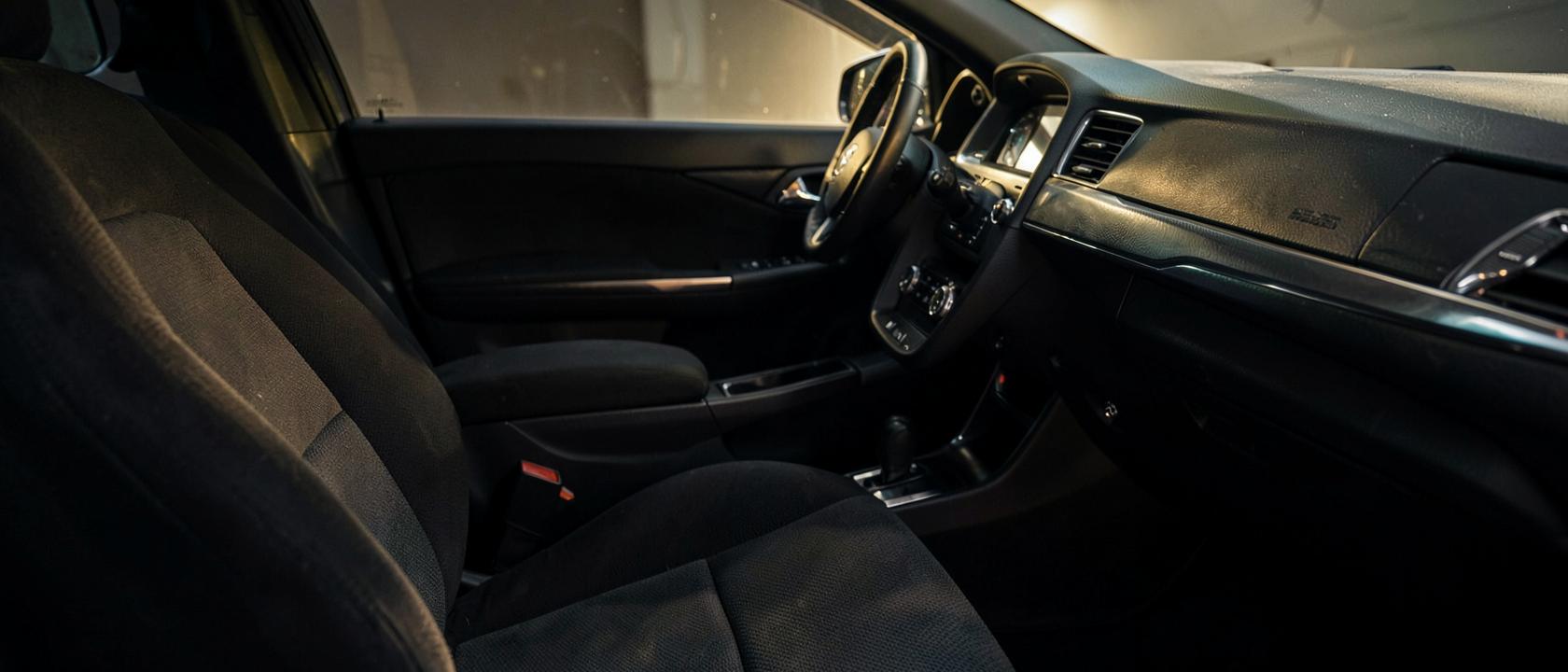 Autointerieur met propere stoffen bekleding na dieptereiniging bij VdM Cars & Detailing in Zottegem